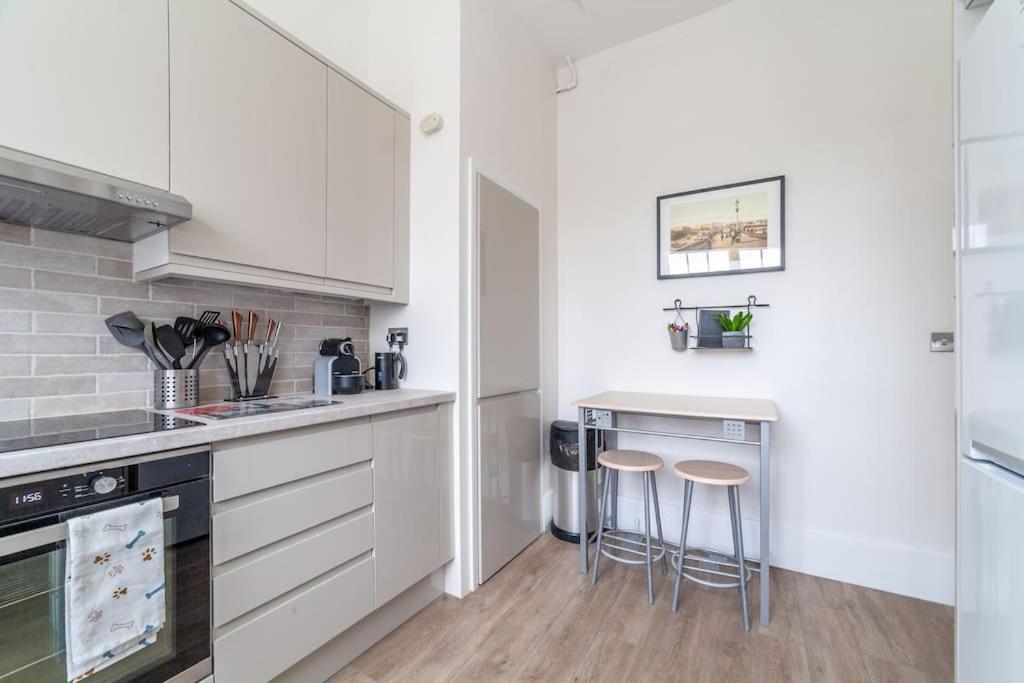 Spacious & Central 3-Bed Flat By Popular Waterloo! Лондон Екстер'єр фото