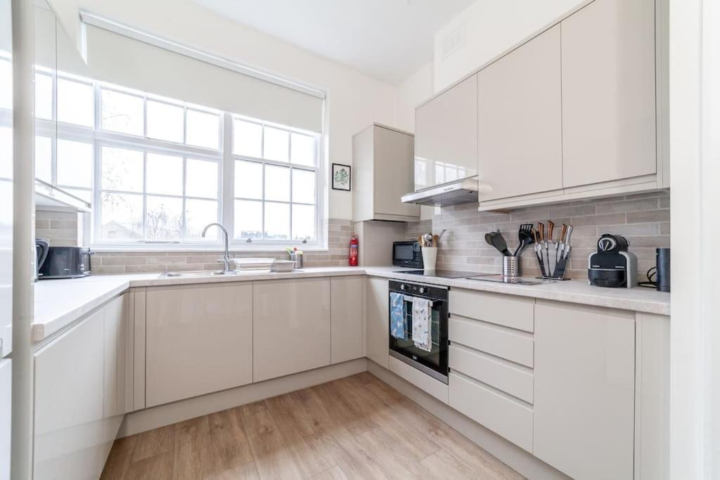 Spacious & Central 3-Bed Flat By Popular Waterloo! Лондон Екстер'єр фото