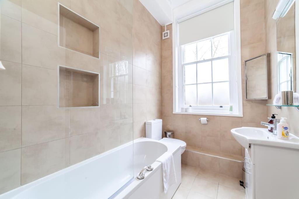 Spacious & Central 3-Bed Flat By Popular Waterloo! Лондон Екстер'єр фото