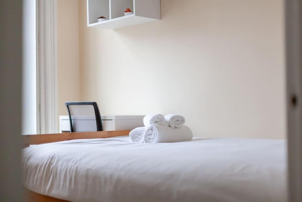Spacious & Central 3-Bed Flat By Popular Waterloo! Лондон Екстер'єр фото