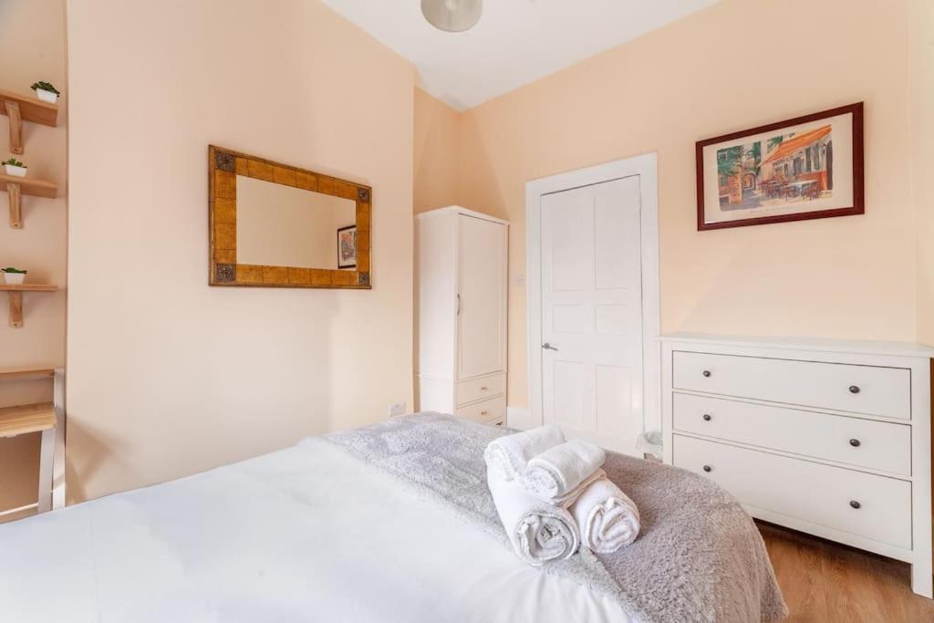 Spacious & Central 3-Bed Flat By Popular Waterloo! Лондон Екстер'єр фото